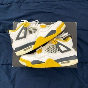 Air Jordan 4 Vivid Sulfur